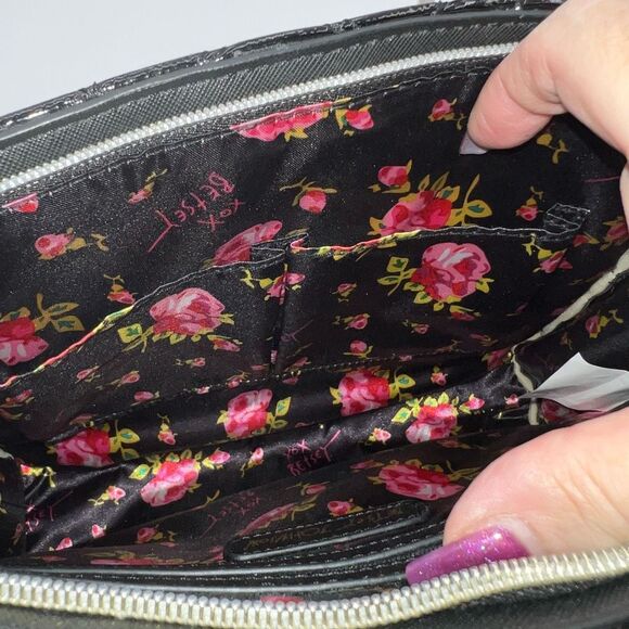 Betsey Johnson Large‎ Faux Leather Black and Gold Quilted Wristlet - Picture 10 of 10